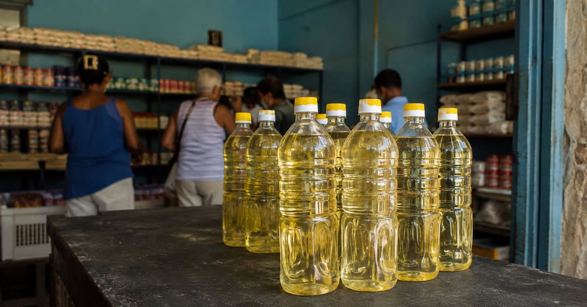 Botellas de aceite vegetal para cocinar expuestas en un comercio de alimentos en Cuba