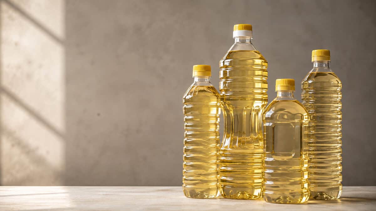 Botellas de aceite de cocina de diferentes tamaños sobre una mesa