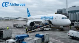 Avión comercial en plataforma con equipaje facturado antes de un vuelo hacia Cuba.