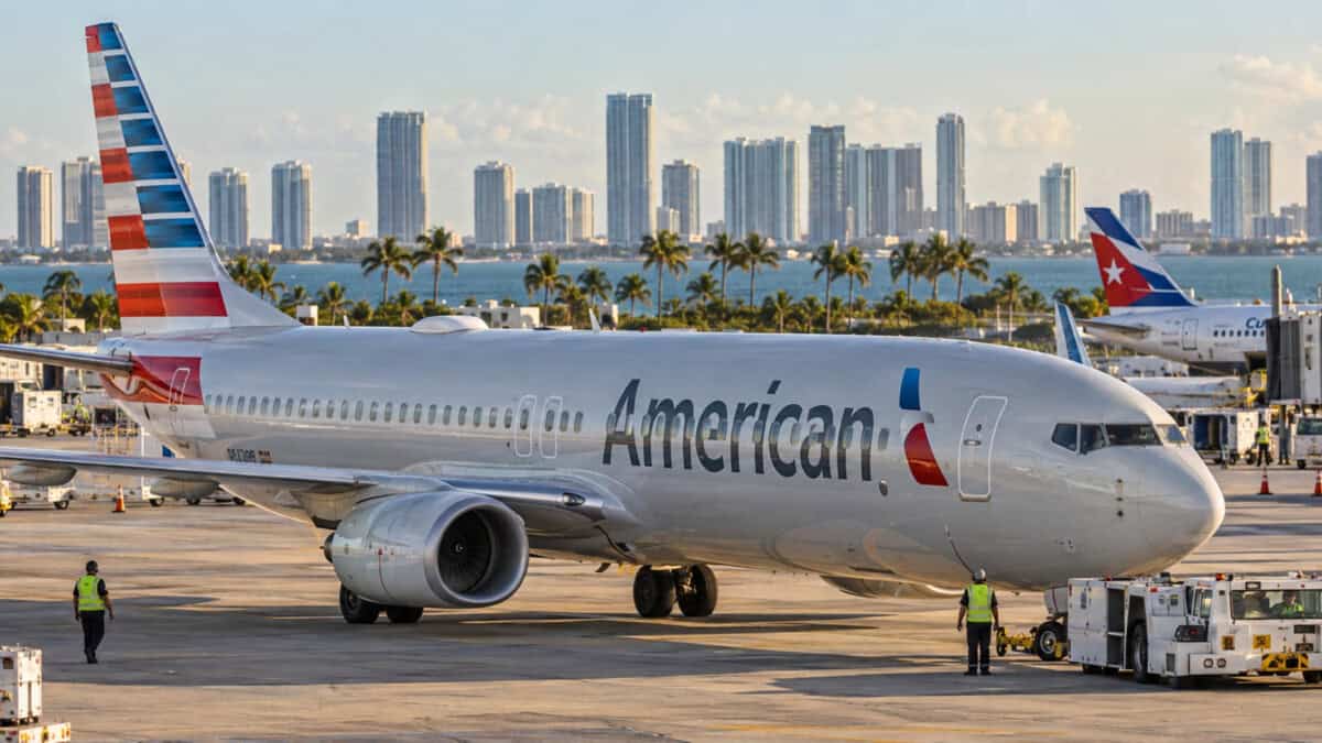 Avión de American Airlines en la plataforma de un aeropuerto internacional durante una mañana soleada.