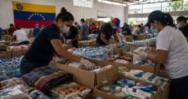 Voluntarios organizan cajas de ayuda humanitaria para afectados por terremotos en Venezuela