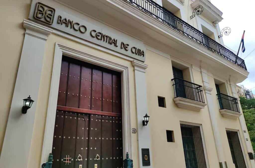 Fachada de la sede del Banco Central de Cuba en La Habana.