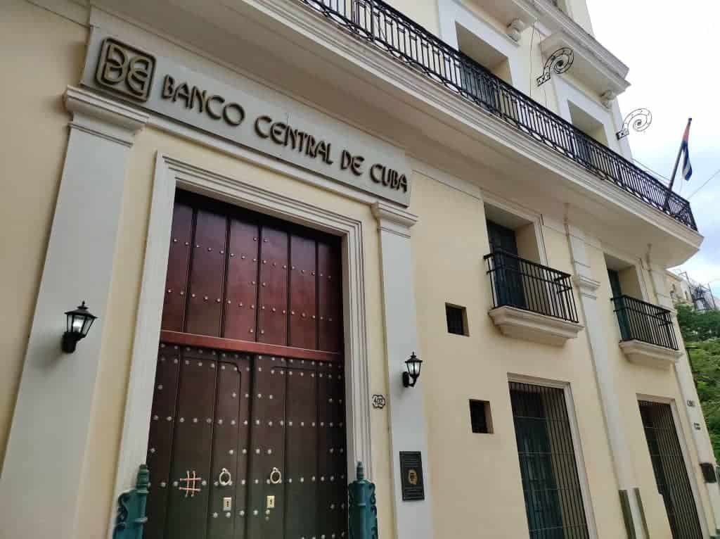 Fachada de la sede del Banco Central de Cuba en La Habana.