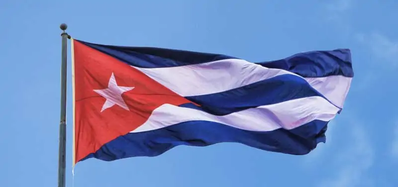 bandera cubana en asta
