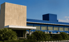 Edificio administrativo de una empresa estatal en Cuba sin logotipos visibles, utilizado como imagen ilustrativa sobre el sector público cubano.