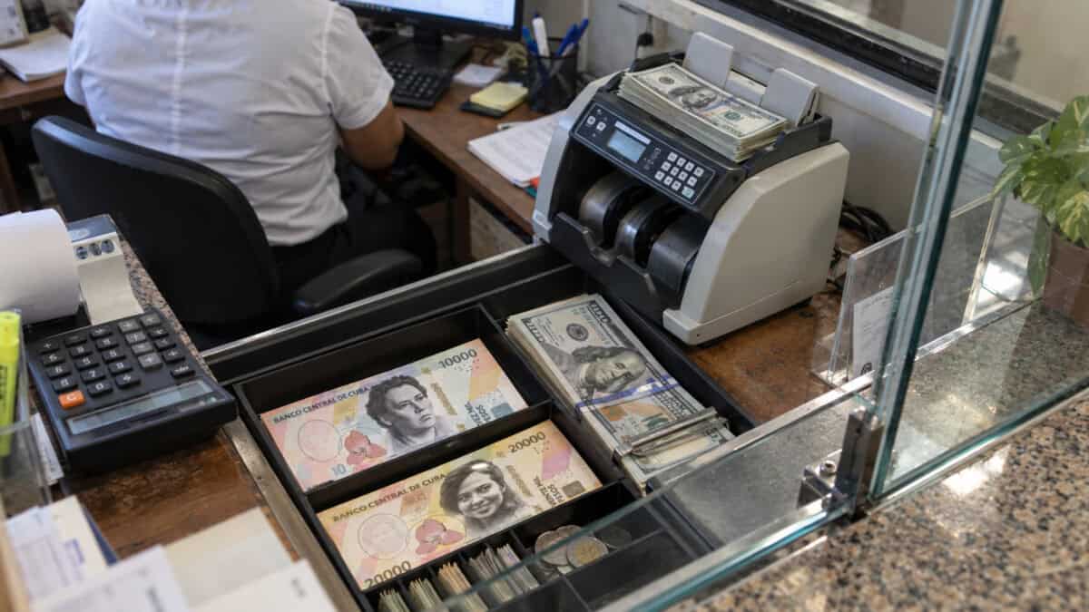 Casa de cambio privada en Cuba con dólares y billetes cubanos organizados en una gaveta