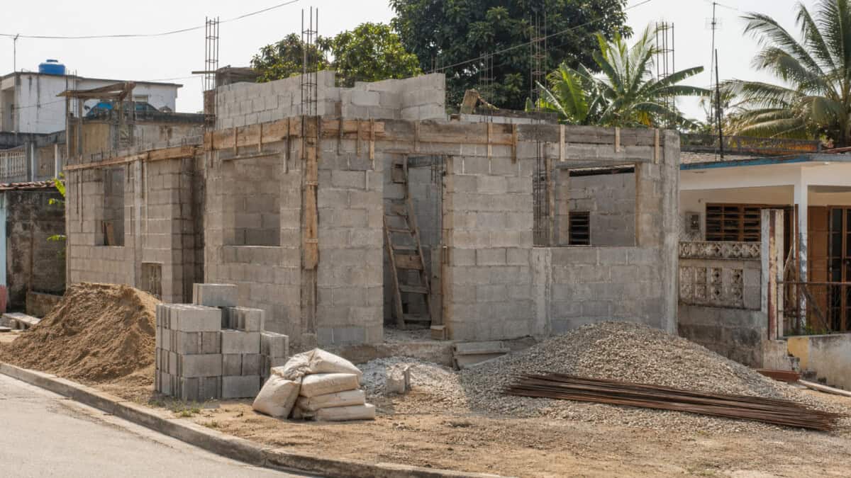 Vivienda modesta de bloques de hormigón en construcción en un terreno residencial de Cuba.