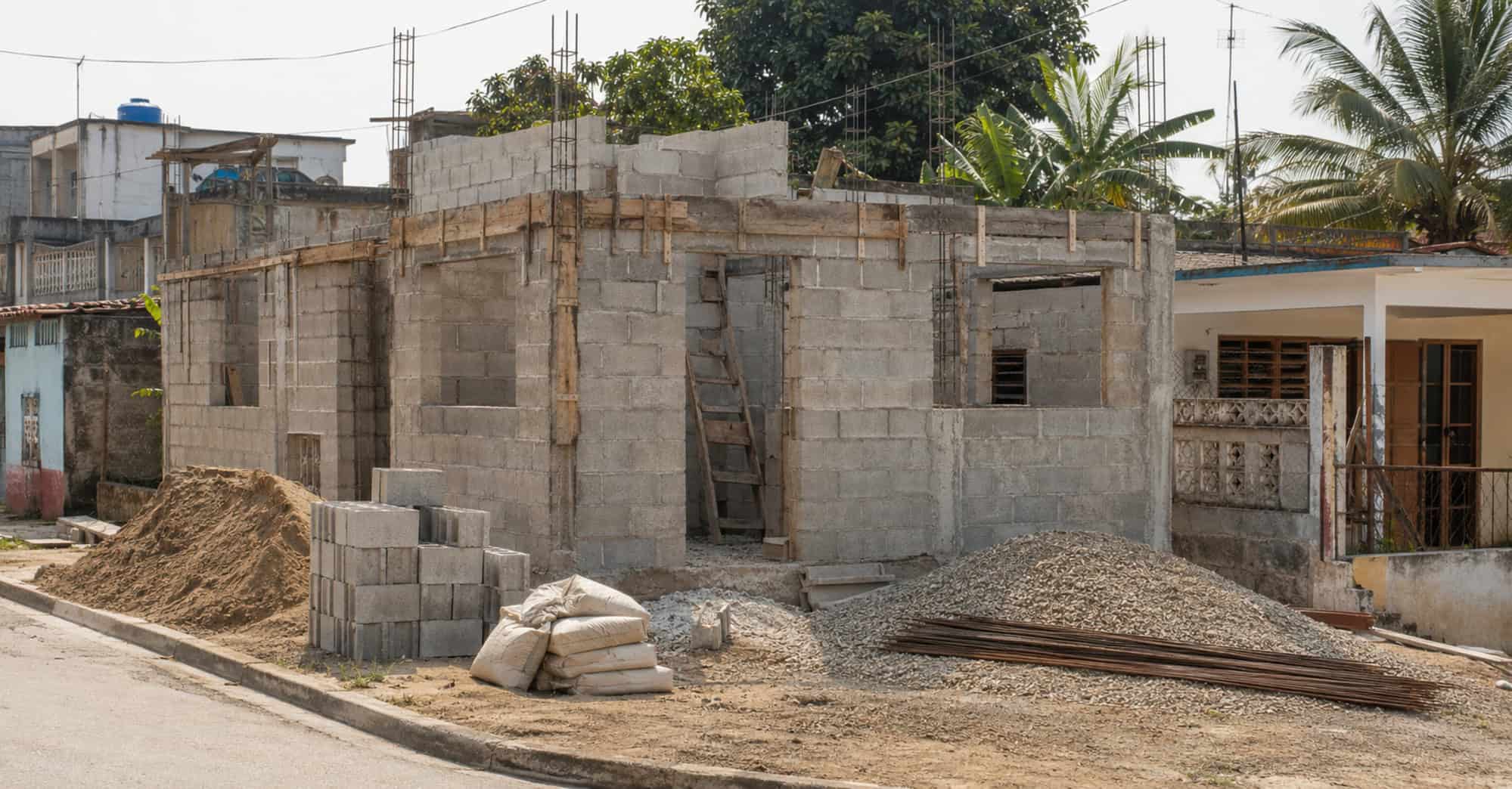 Vivienda modesta de bloques de hormigón en construcción en un terreno residencial de Cuba.