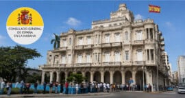 Exterior del Consulado General de España en La Habana con personas haciendo fila de forma ordenada para realizar trámites consulares.