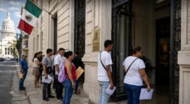 Personas esperan para realizar trámites migratorios en el Consulado de México en La Habana.