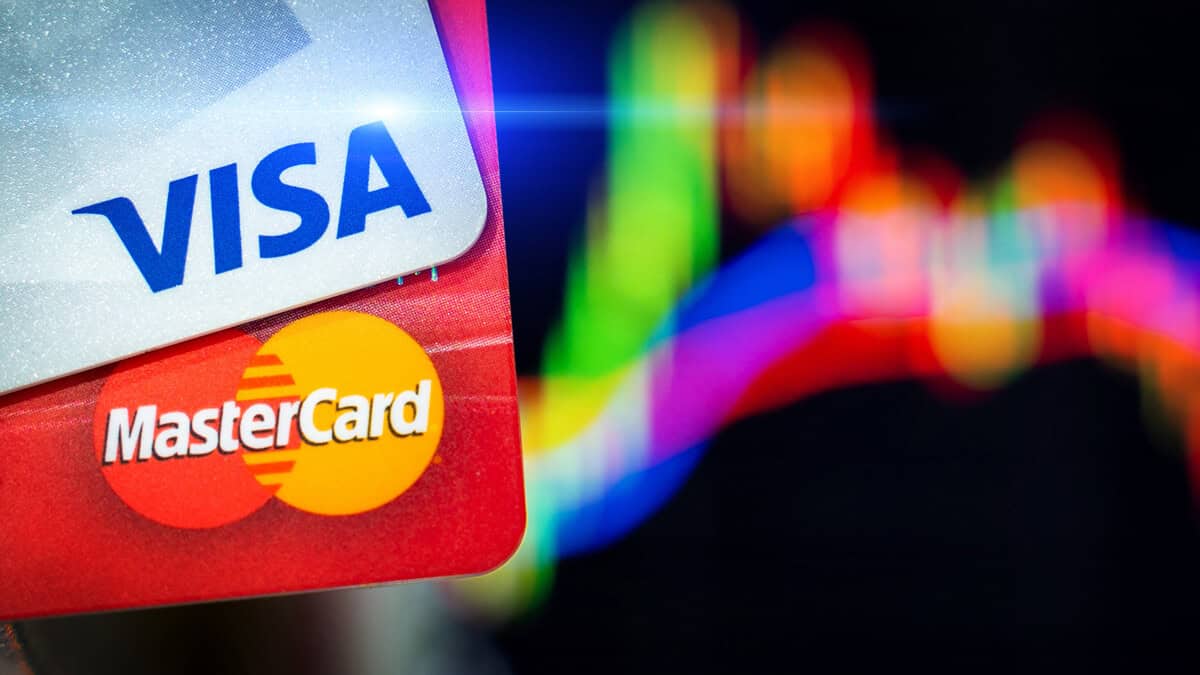 Tarjetas Visa y Mastercard sobre un fondo