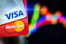 Tarjetas Visa y Mastercard sobre un fondo