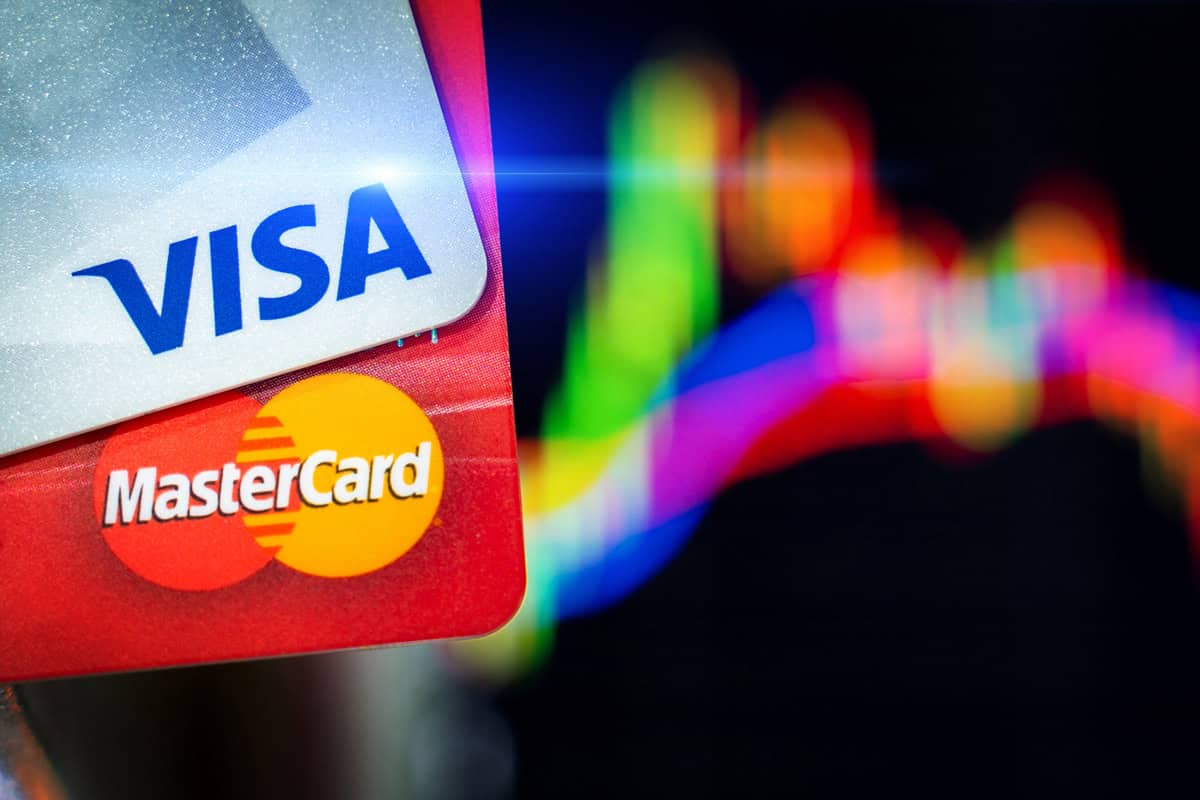 Tarjetas Visa y Mastercard sobre un fondo