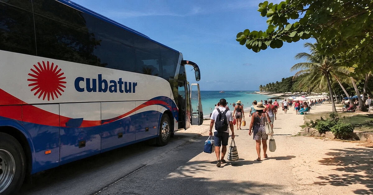 Viajeros cubanos en una playa durante la temporada de verano en Cuba