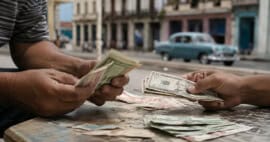 Escena editorial sobre dólares, euros y pesos cubanos en el mercado informal de Cuba.