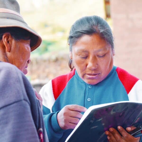 dos mujeres nativas sosteniendo un libro