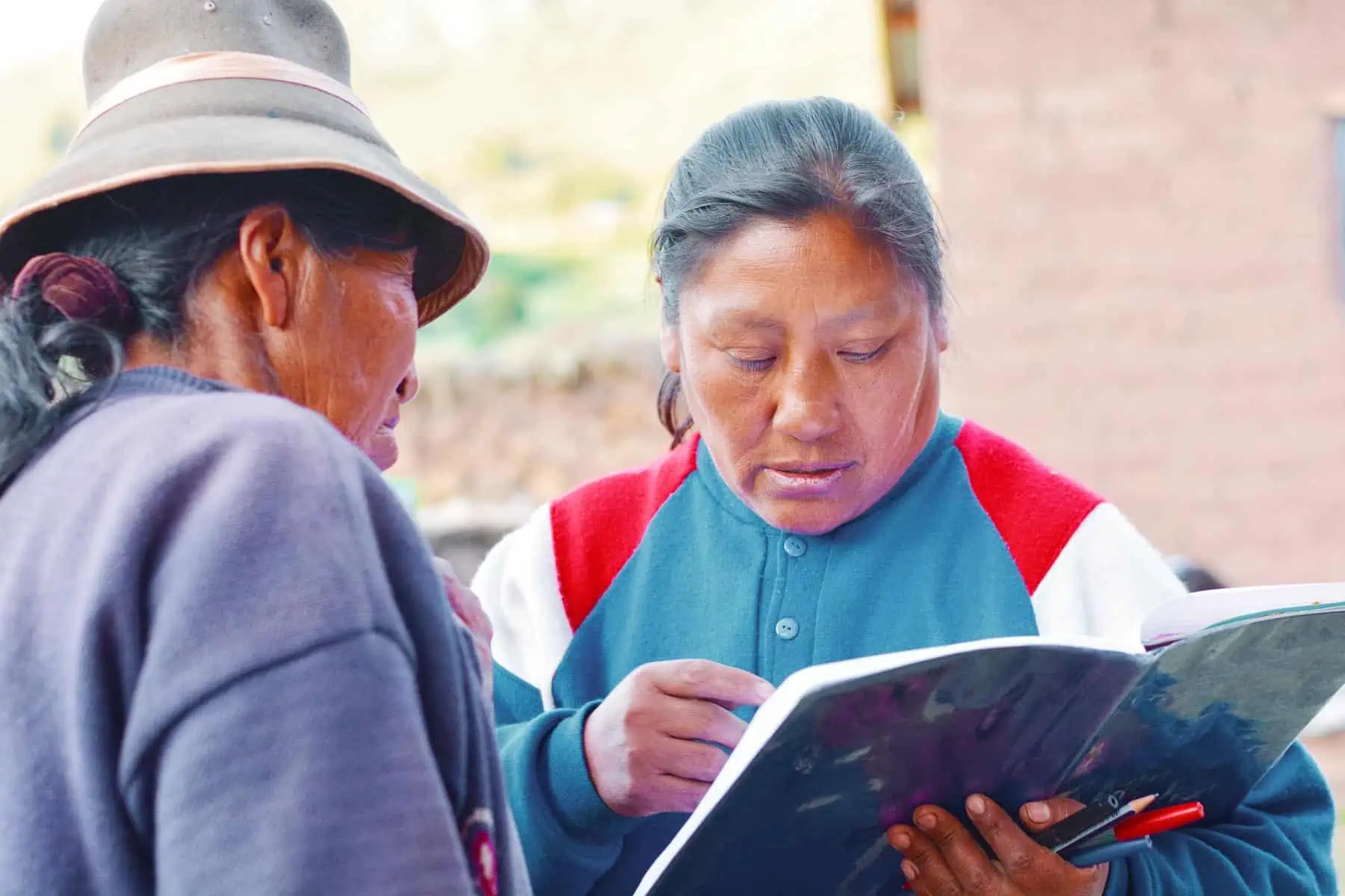 dos mujeres nativas sosteniendo un libro