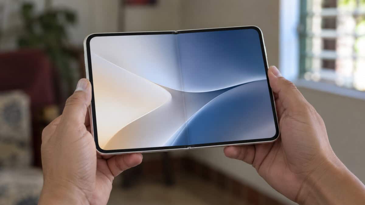 Persona sosteniendo con ambas manos un iPhone Duo abierto