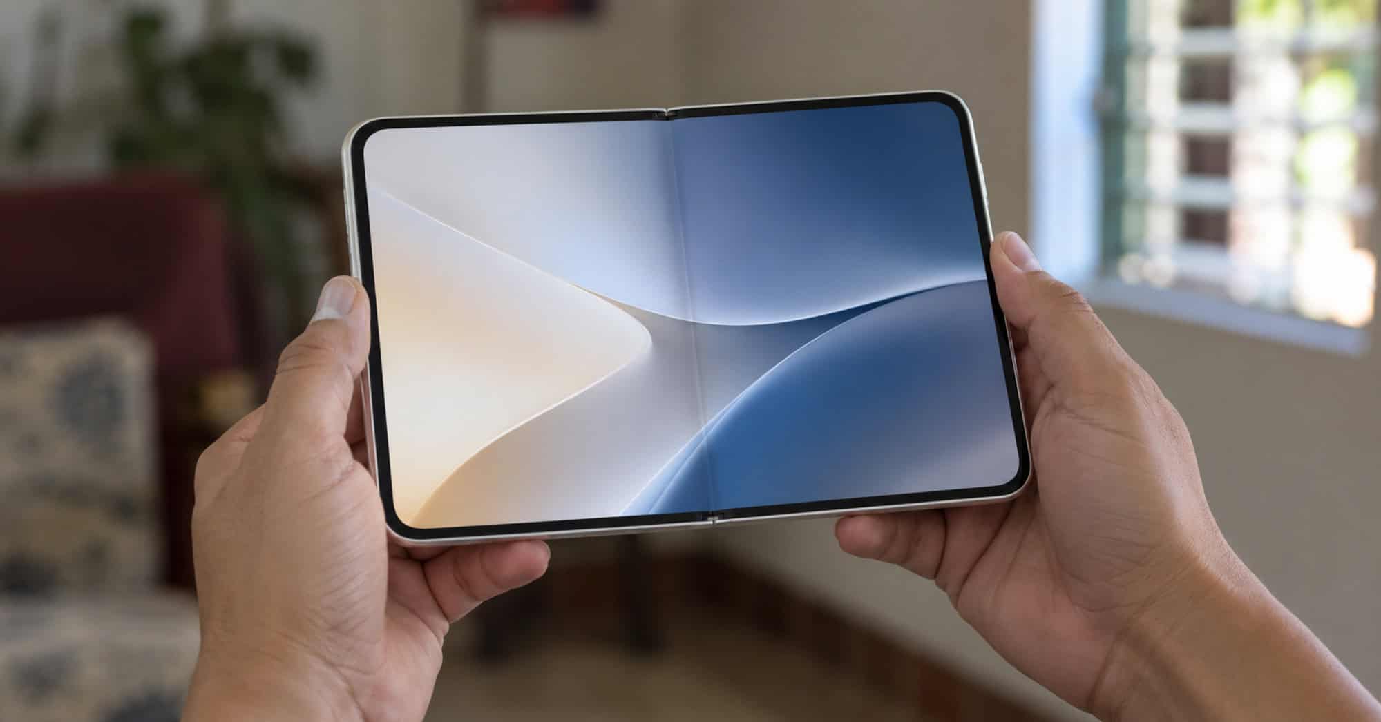 Persona sosteniendo con ambas manos un iPhone Duo abierto
