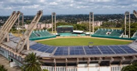 Vista elevada del estadio Sandino de Santa Clara con paneles solares añadidos digitalmente sobre la cubierta de los graderíos.