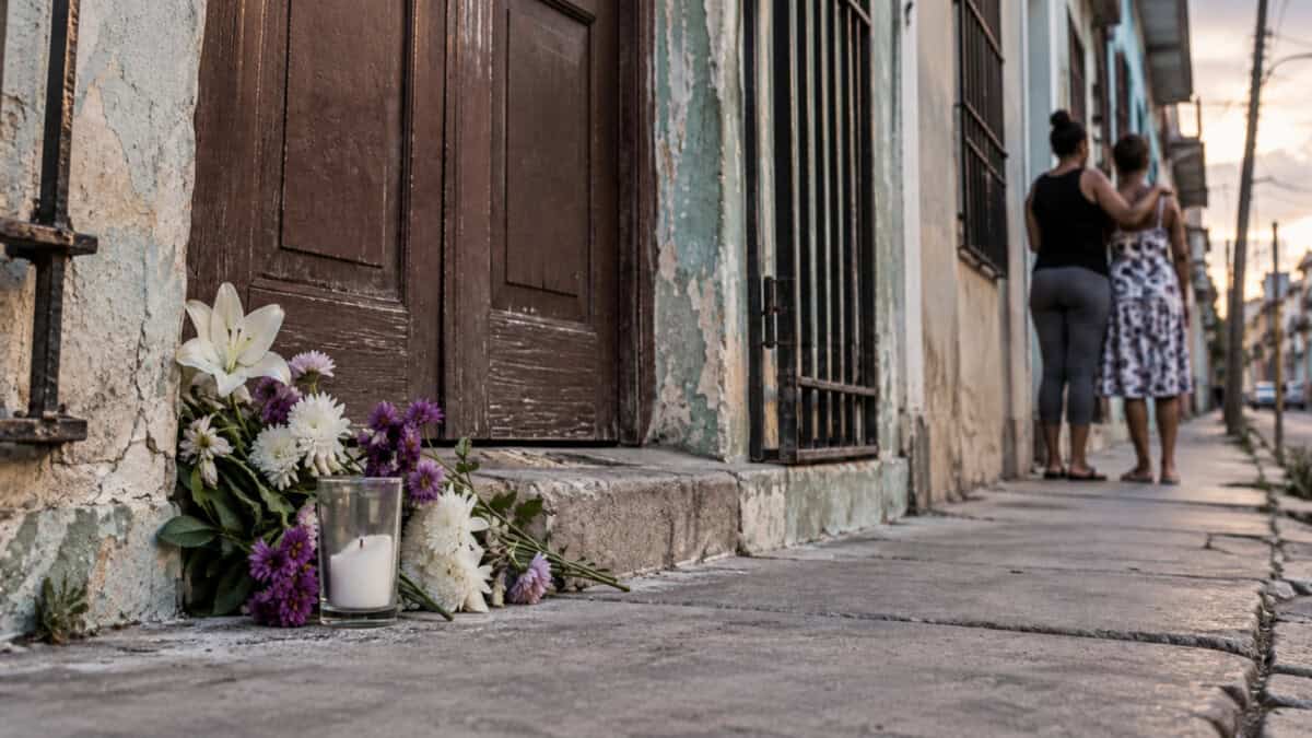 Flores colocadas frente a una vivienda cubana como símbolo de duelo por las víctimas de feminicidio en Cuba.