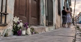 Flores colocadas frente a una vivienda cubana como símbolo de duelo por las víctimas de feminicidio en Cuba.