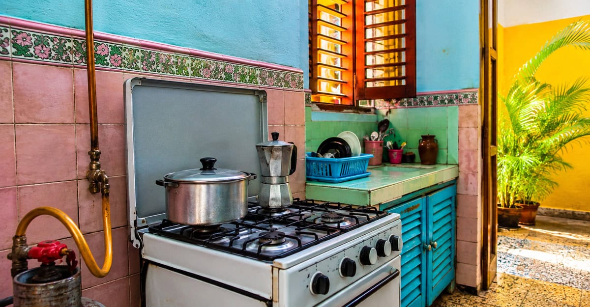 Cocina de una vivienda cubana con servicio de gas manufacturado
