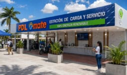 Solinera en Cuba equipada con paneles solares donde varias personas cargan teléfonos, ollas eléctricas y una motorina eléctrica.