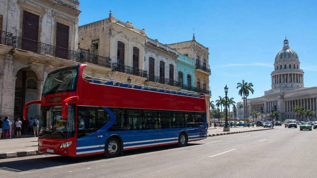 Autobús turístico de dos pisos recorriendo una avenida de La Habana, en una imagen representativa del turismo en Cuba y la futura apertura a guías turísticos privados.