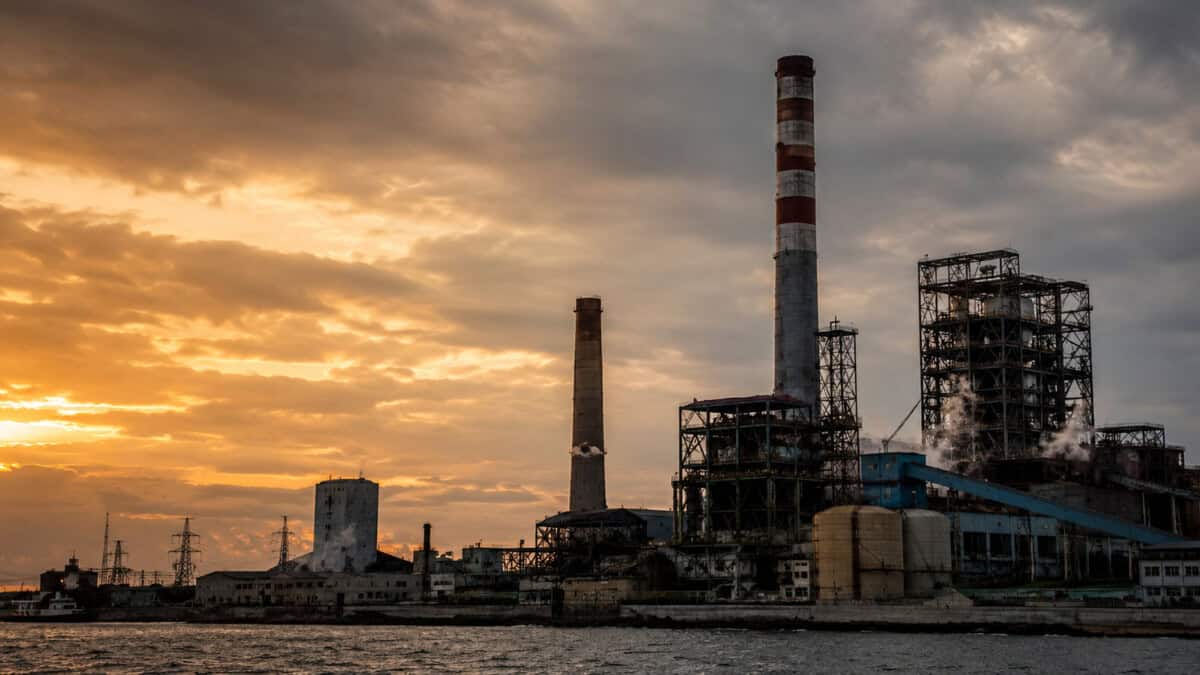 Vista editorial de una central termoeléctrica en Matanzas, Cuba, como ilustración de la nueva avería en la Antonio Guiteras
