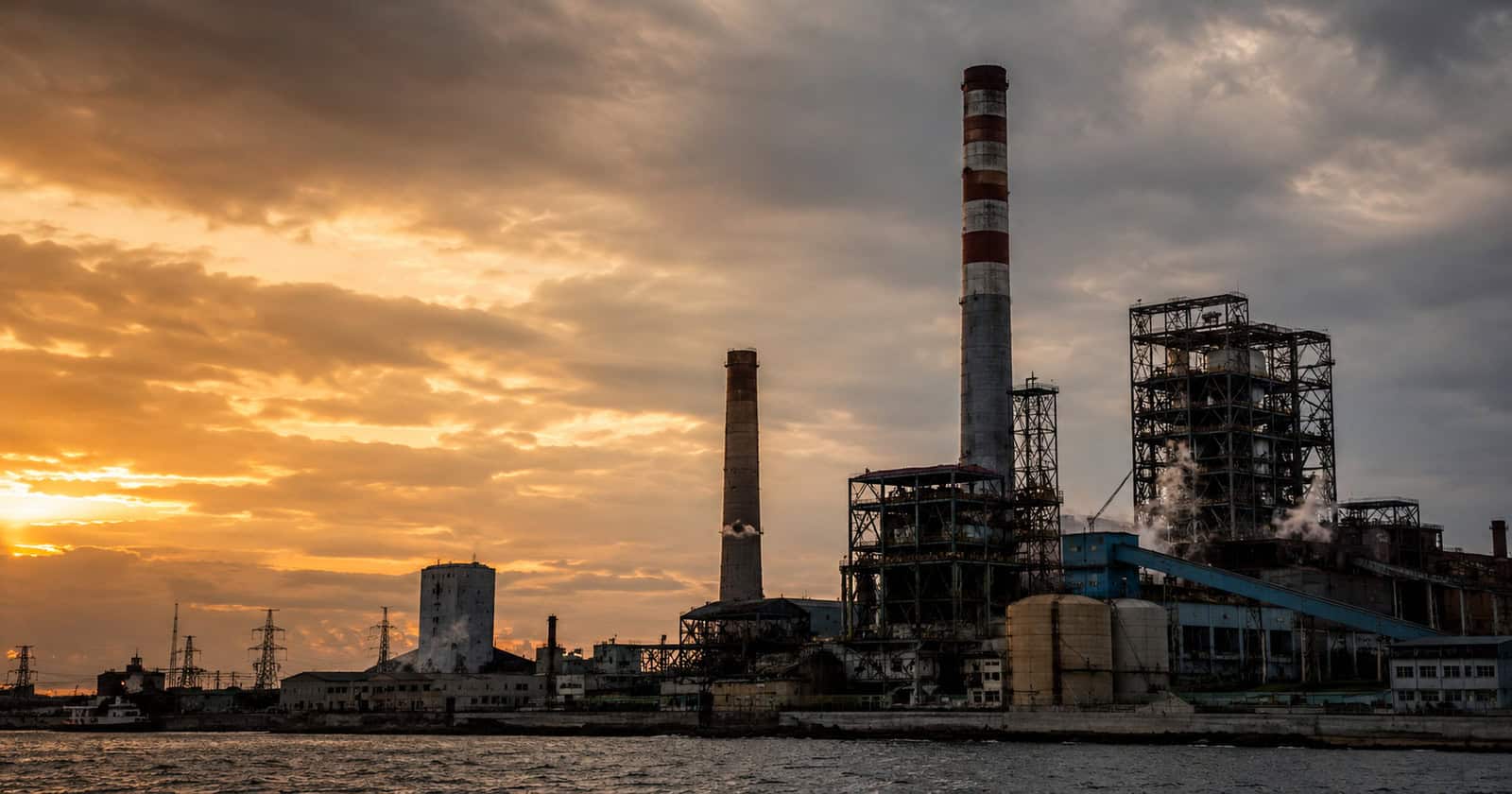 Vista editorial de una central termoeléctrica en Matanzas, Cuba, como ilustración de la nueva avería en la Antonio Guiteras