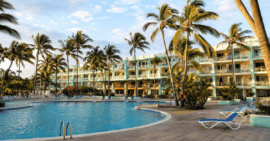 Zona hotelera de playa en Cuba con piscina, palmeras y escasa presencia de turistas durante 2026.
