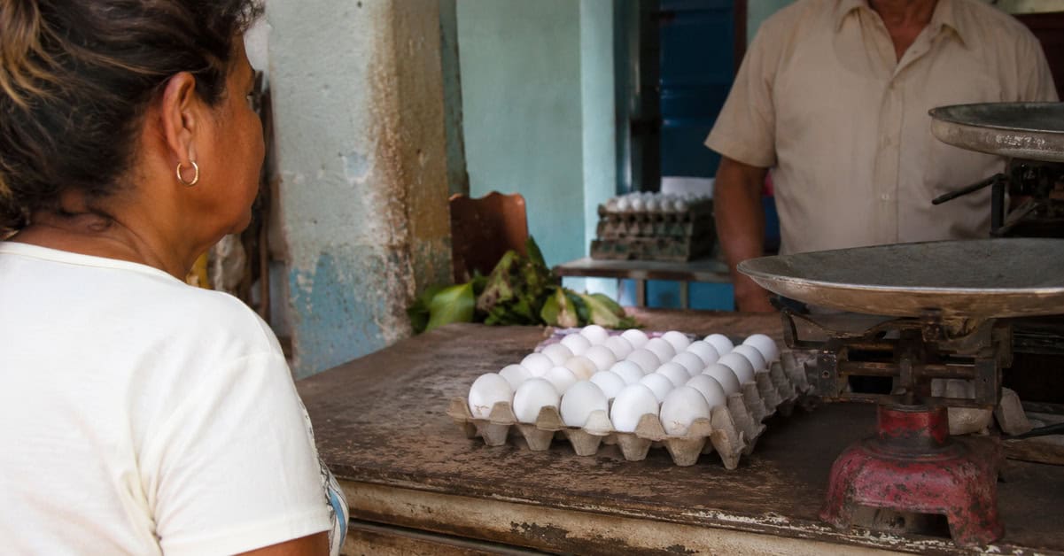 Cartón de 30 huevos a la venta en un mercado de Cuba
