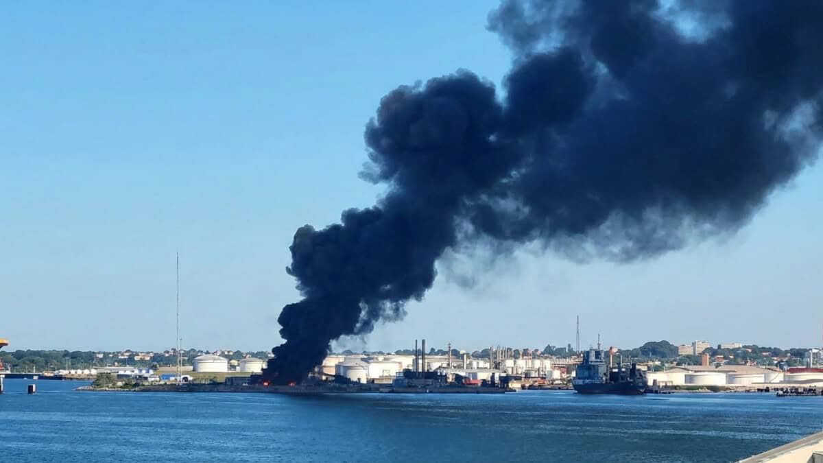 Columna de humo negro sobre la refinería de petróleo Ñico López en la Bahía de La Habana, Cuba, durante el incendio del 13 de febrero de 2026.