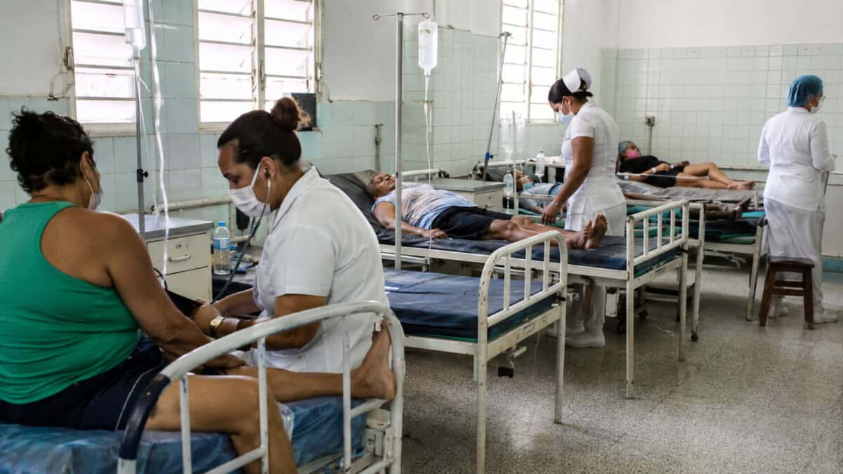 Personal sanitario atiende a varios pacientes por una intoxicación alimentaria en un centro médico de Santiago de Cuba.