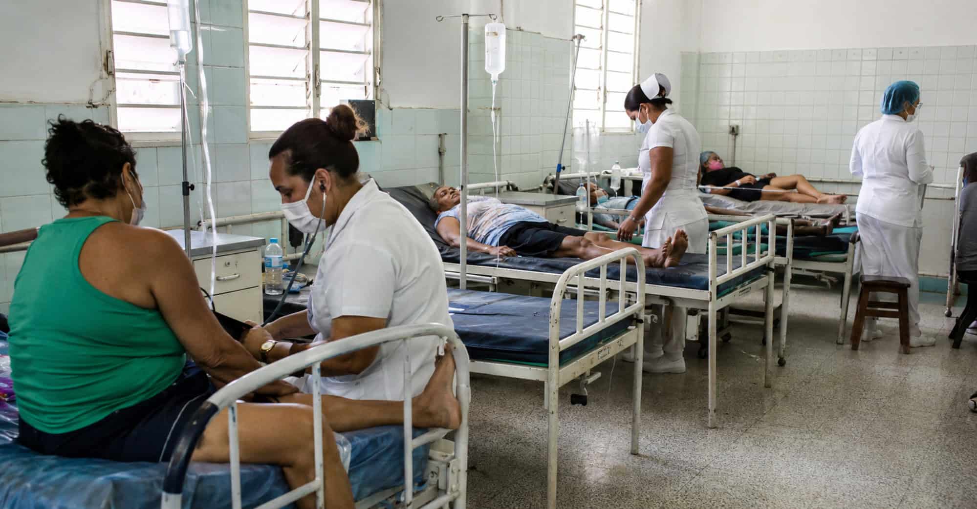 Personal sanitario atiende a varios pacientes por una intoxicación alimentaria en un centro médico de Santiago de Cuba.