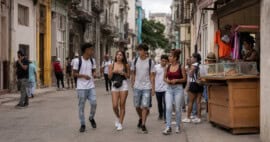 Jóvenes cubanos caminan por una calle de La Habana mientras el Gobierno presenta reformas económicas para impulsar el empleo y reducir la emigración.