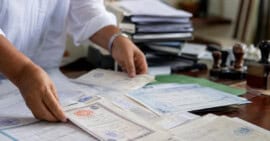 Legalización de documentos en Cuba con certificados y expedientes administrativos sobre un escritorio