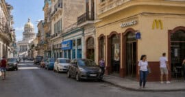 Ilustración conceptual de una calle de La Habana con un McDonald's y un Walmart, en referencia al debate sobre cadenas internacionales en Cuba
