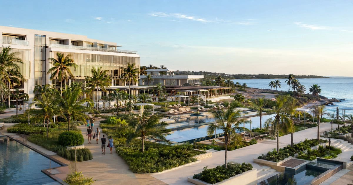 Resort hotelero cinco estrellas en la costa de Trinidad, Cuba, con piscinas, palmeras y vista al mar Caribe