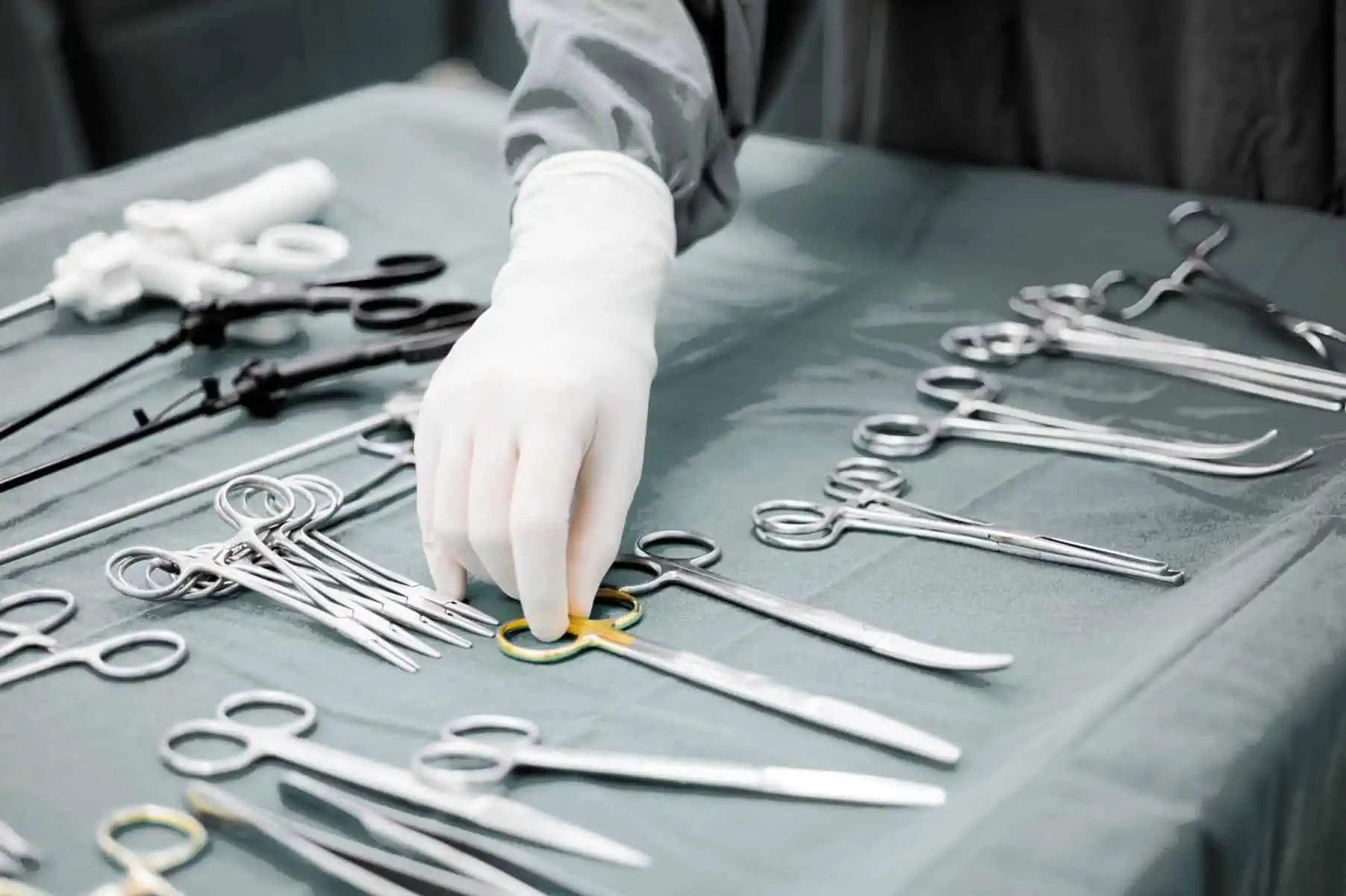 mesa con utensilios de cirugia