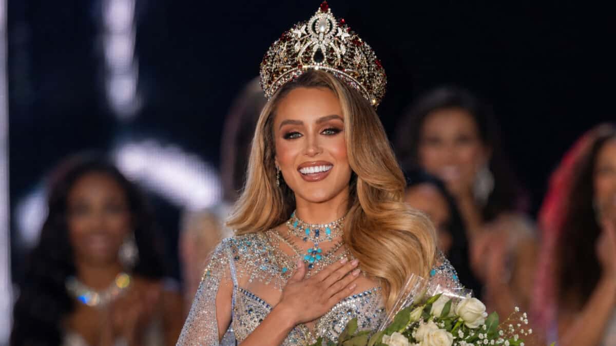 Mia Dio con corona y vestido de gala tras ser elegida Miss Universe Cuba 2026 en Miami