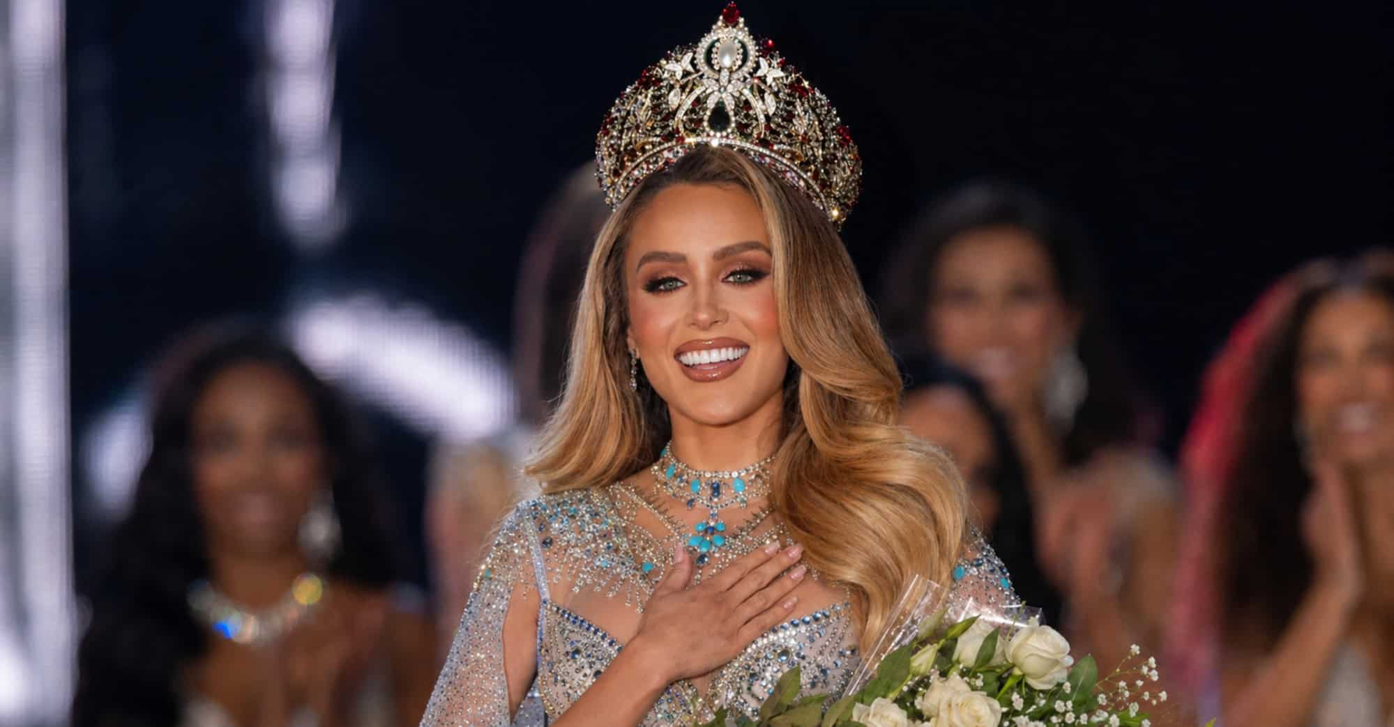 Mia Dio con corona y vestido de gala tras ser elegida Miss Universe Cuba 2026 en Miami
