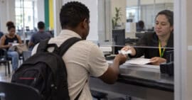 Persona recibe documentación durante un trámite migratorio relacionado con el trabajo en Brasil