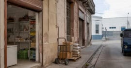Pequeño negocio privado con mercancías en una calle de Cuba