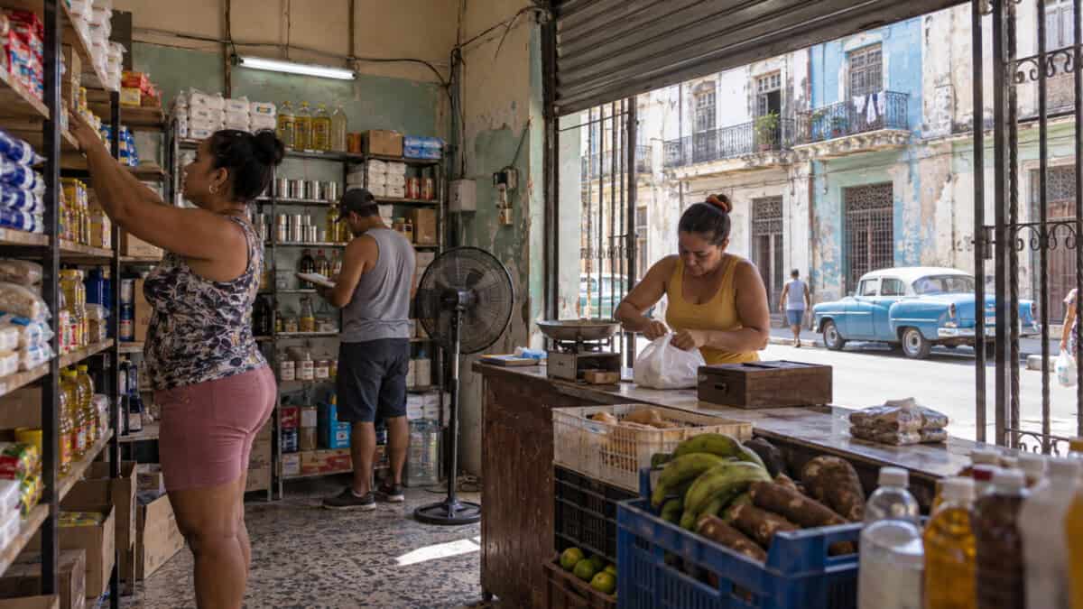Emprendedores cubanos trabajan y organizan productos dentro de un pequeño negocio privado en Cuba.