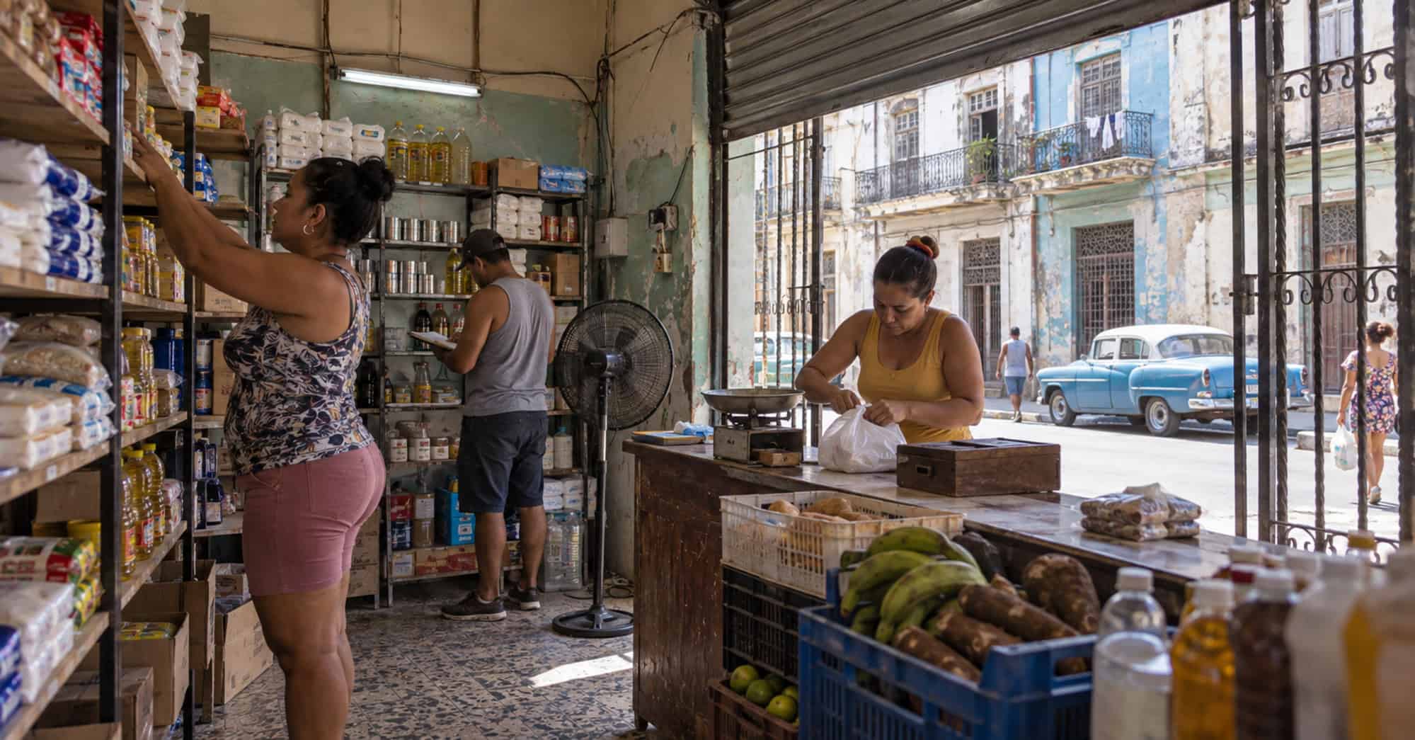 Emprendedores cubanos trabajan y organizan productos dentro de un pequeño negocio privado en Cuba.