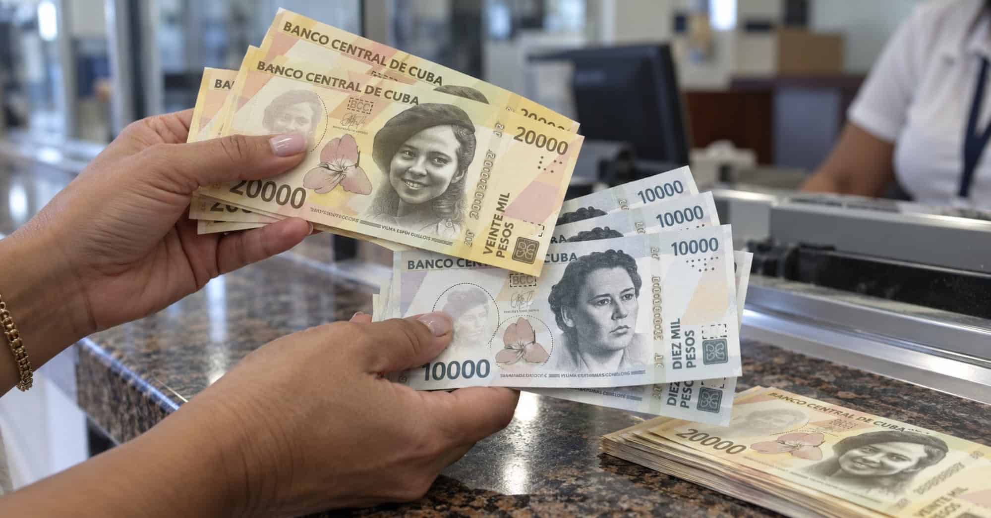 Persona cuenta nuevos billetes cubanos de 10 000 y 20 000 CUP en una sucursal bancaria.