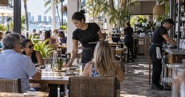 Trabajadores atienden un restaurante del sur de Florida antes del aumento del salario mínimo a 15 dólares por hora