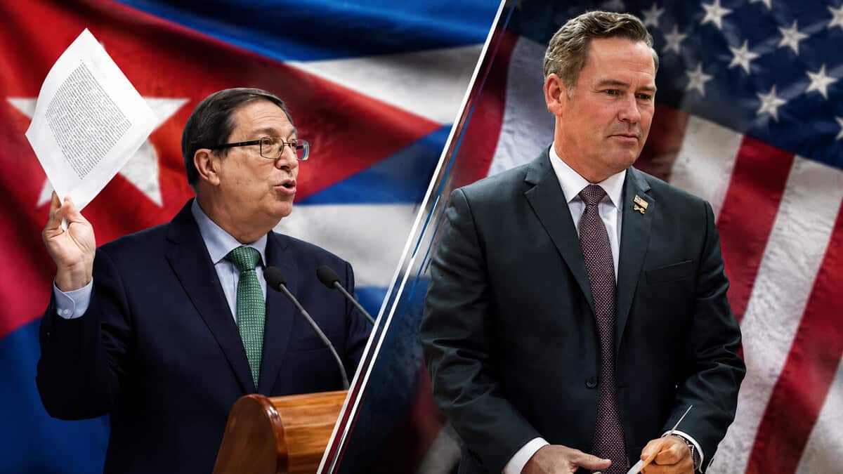 Composición editorial que muestra a representantes de Cuba y Estados Unidos en una imagen dividida diagonalmente durante un contexto de tensión diplomática relacionado con un debate en la ONU.